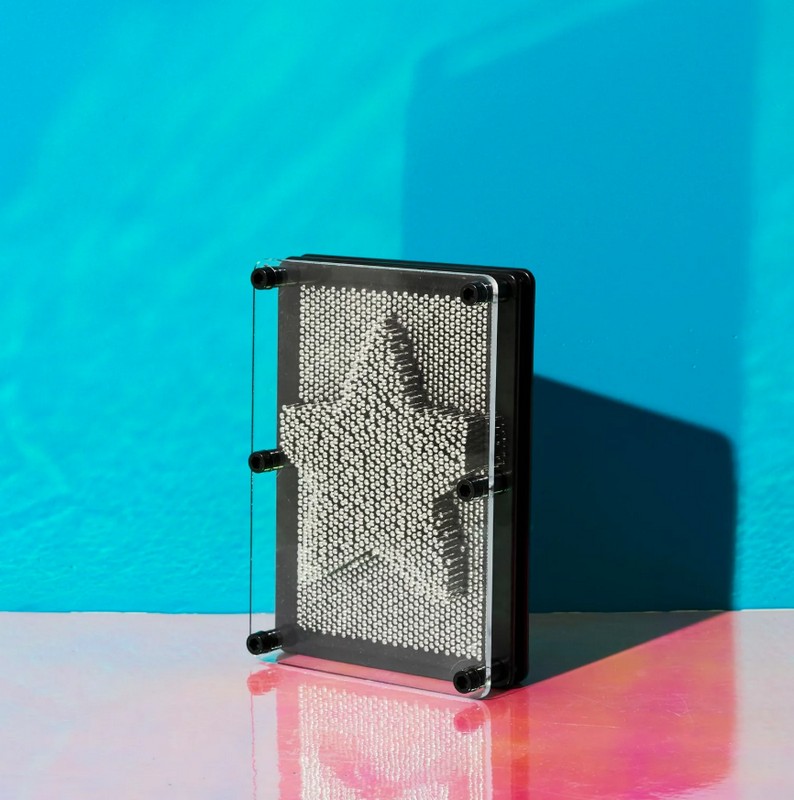 Pin art 3D interattiva con spille in metallo che consentono di inserirci le forme di proprio gradimento, con possibilità di ricominciare da capo in un attimo: un'originale e divertente idea regalo uomo, donna e ragazzi!